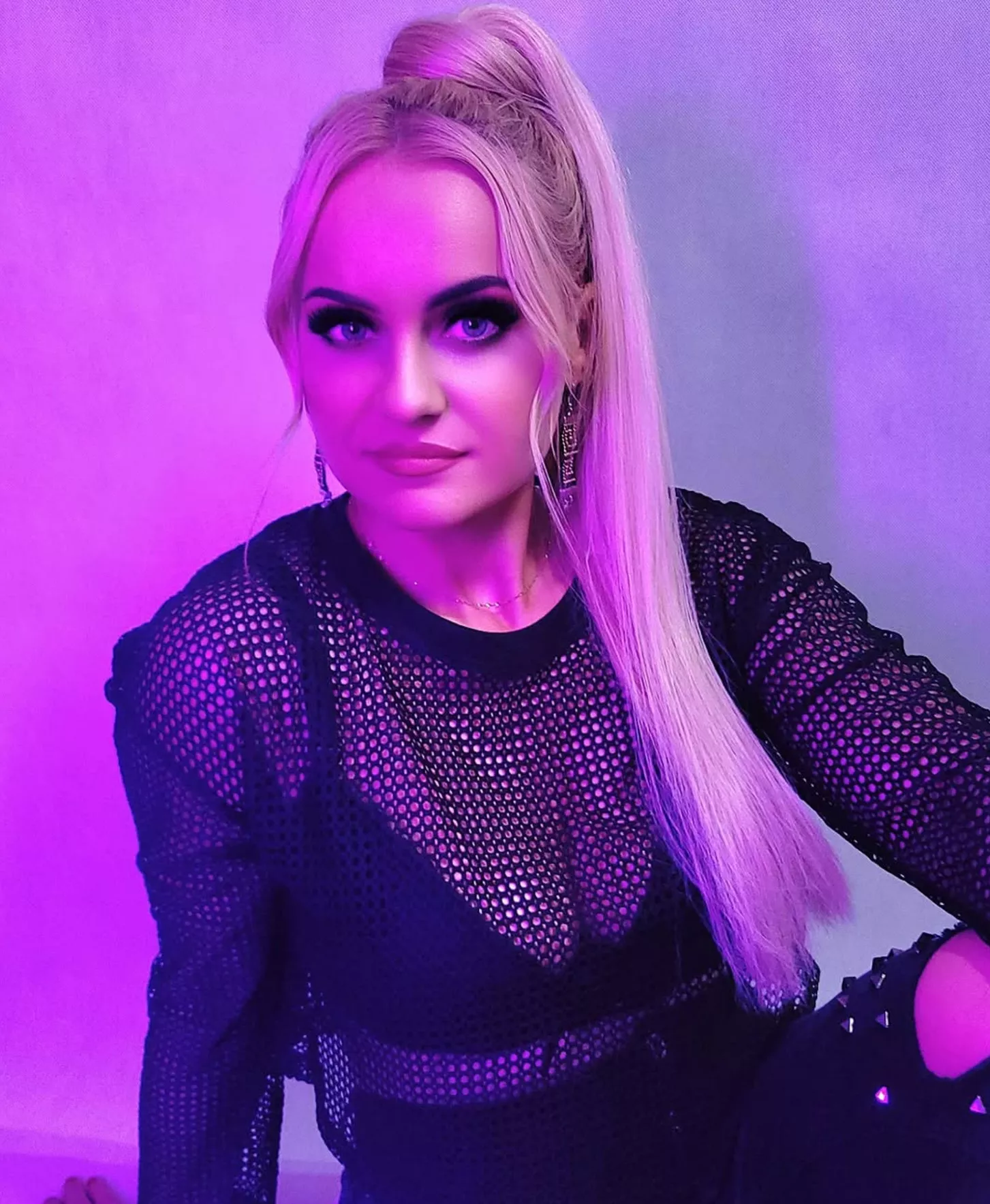 Urocza gwiazda disco polo Ela Kliś w przezroczystej bluzce! POKAZAŁA bardzo dużo – fani nie mogą oderwać wzroku